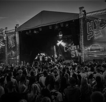 Ein Schwarz-Weiß-Bild des Hype Festivals.