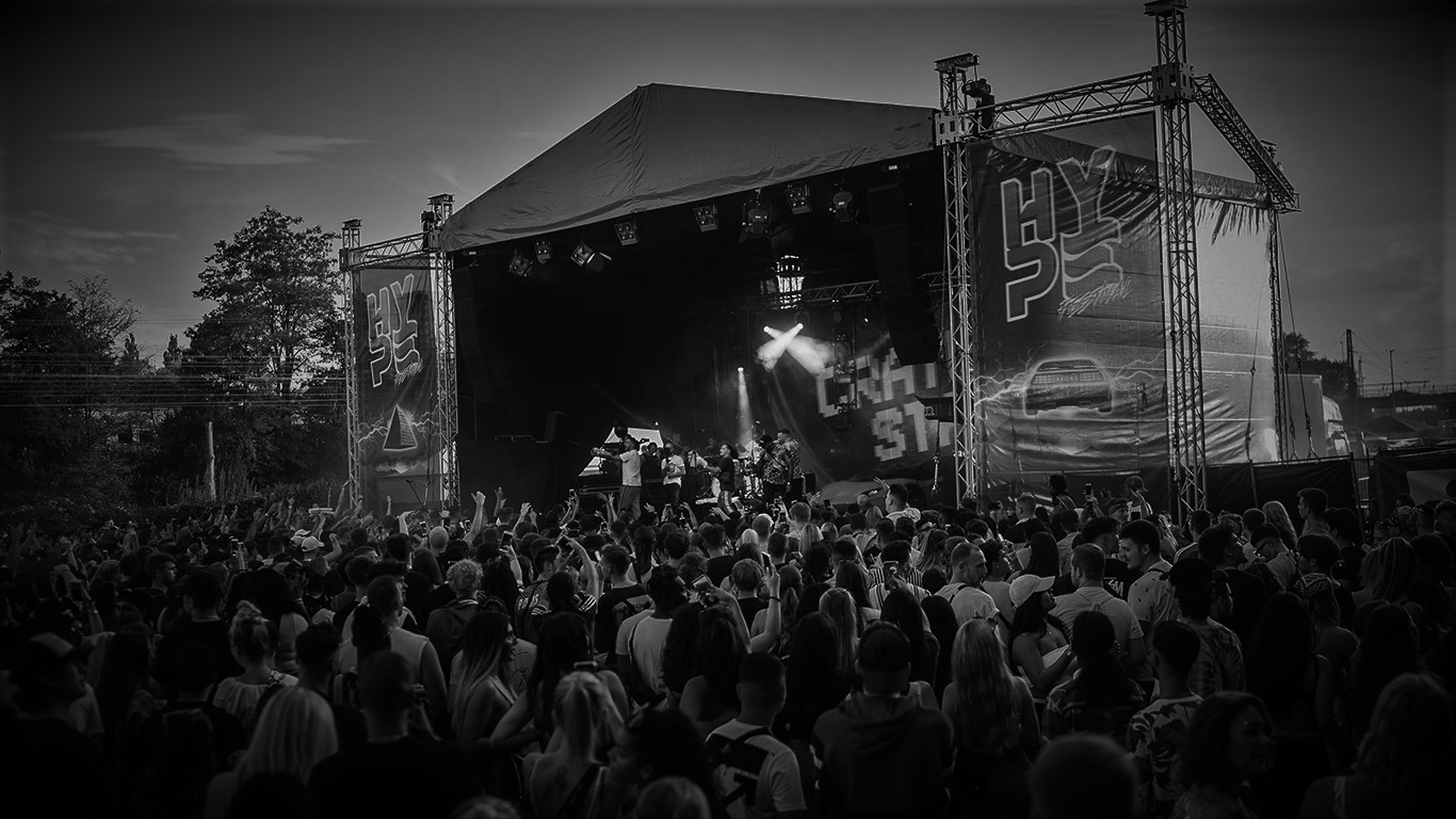 Ein Schwarz-Weiß-Bild des Hype Festivals.